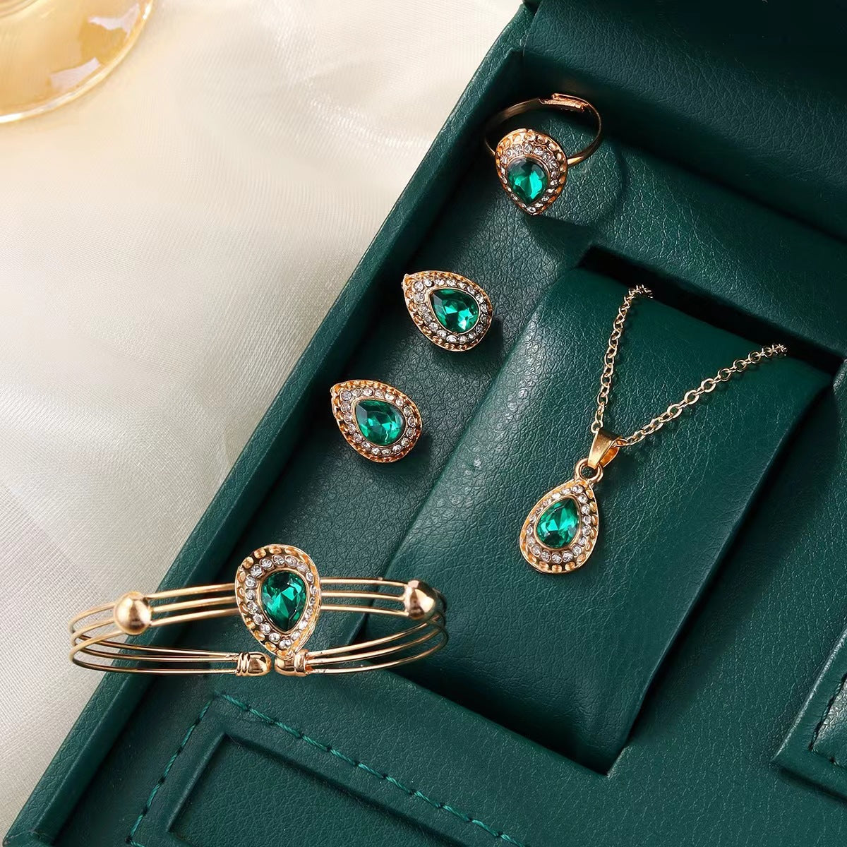 Tropfenförmiges Kristall-Schmuckset mit vergoldeter Halskette, Armband, Ring und Ohrsteckern