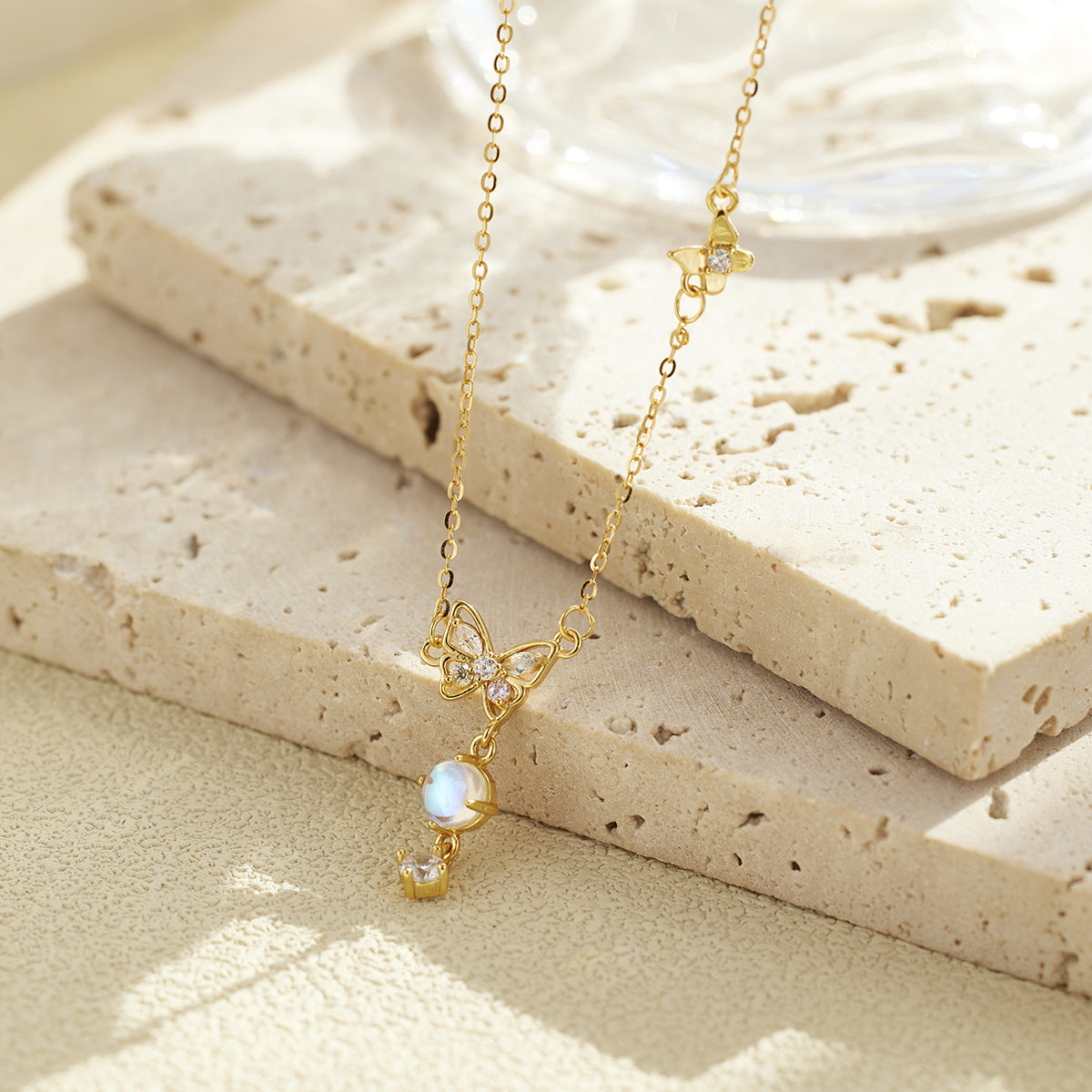Damen zarte Halskette mit filigranem Schmetterlingsdesign und funkelnden Zirkonia Shop Nory