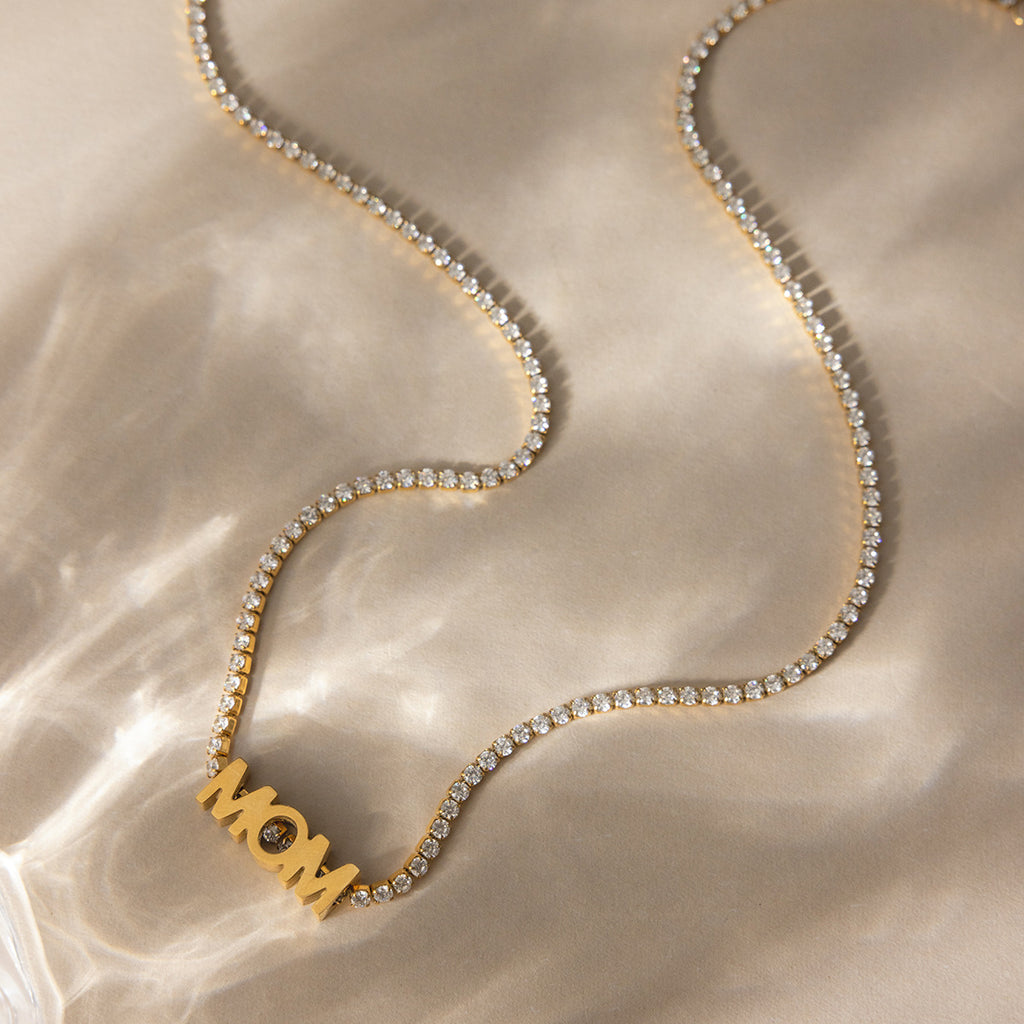 Damen Halskette mit funkelndem "MOM"-Anhänger und verstellbarer Edelstahlkette Shop Nory