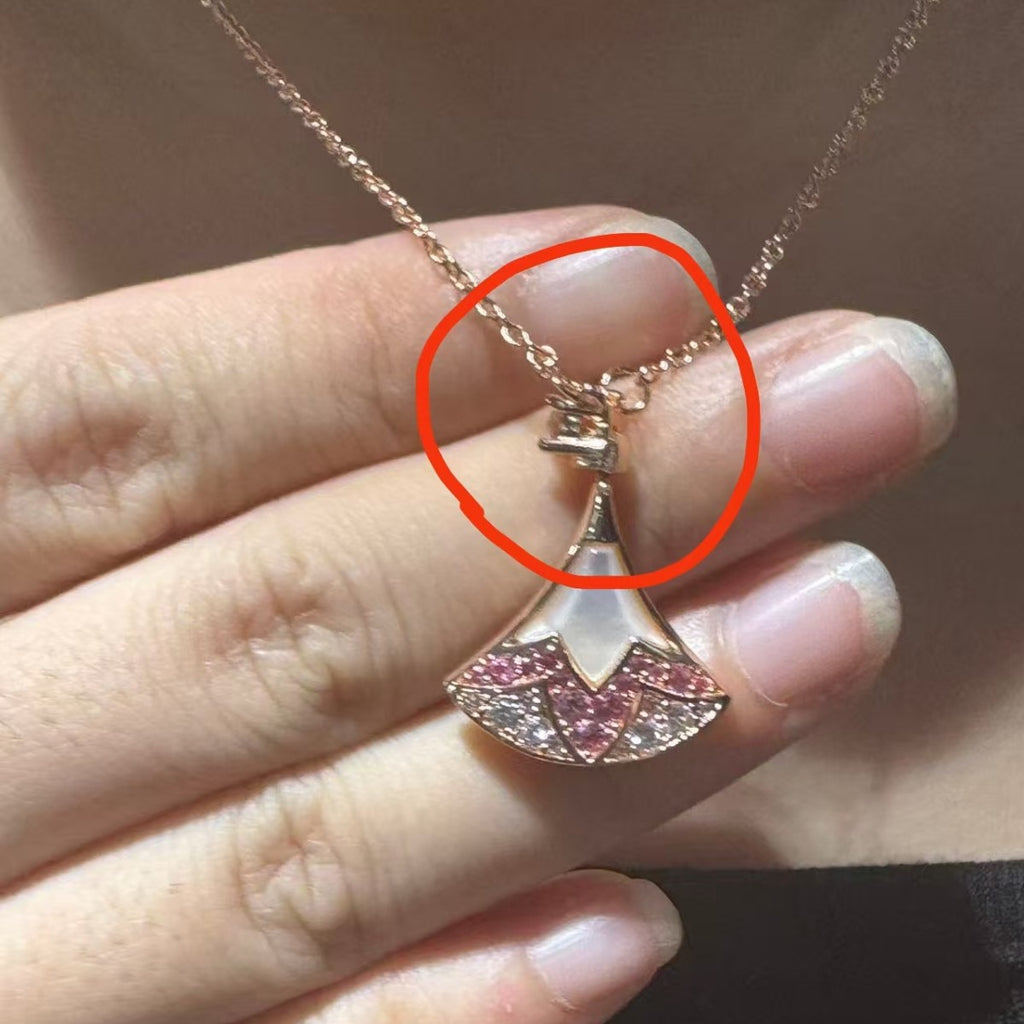 Damen Halskette mit luxuriösem Anhänger aus feinem Muschelmosaik und funkelnden Kristallen Shop Nory
