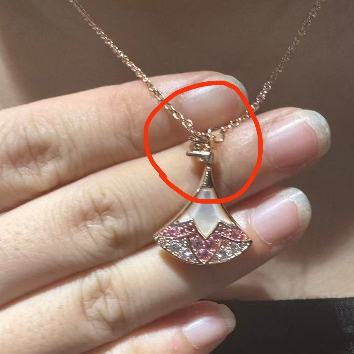 Damen Halskette mit luxuriösem Anhänger aus feinem Muschelmosaik und funkelnden Kristallen Shop Nory
