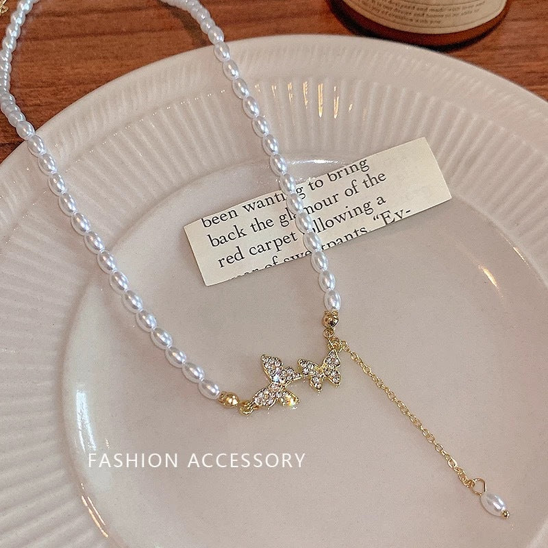 Damen Halskette mit filigranem Schmetterlingsanhänger und eleganten Süßwasserperlen Shop Nory