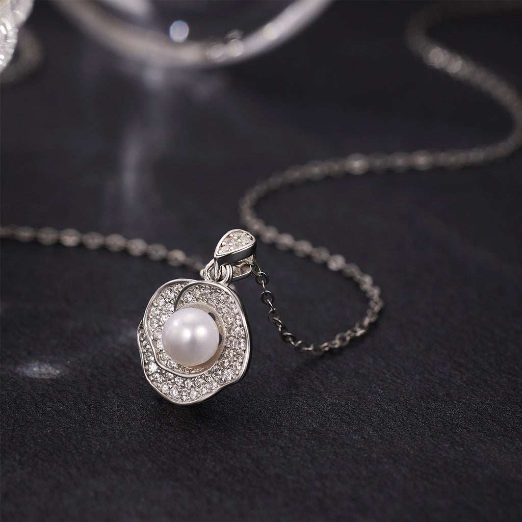 Damen Halskette mit elegantem Perlen-Design und funkelnden Kristallakzenten Shop Nory