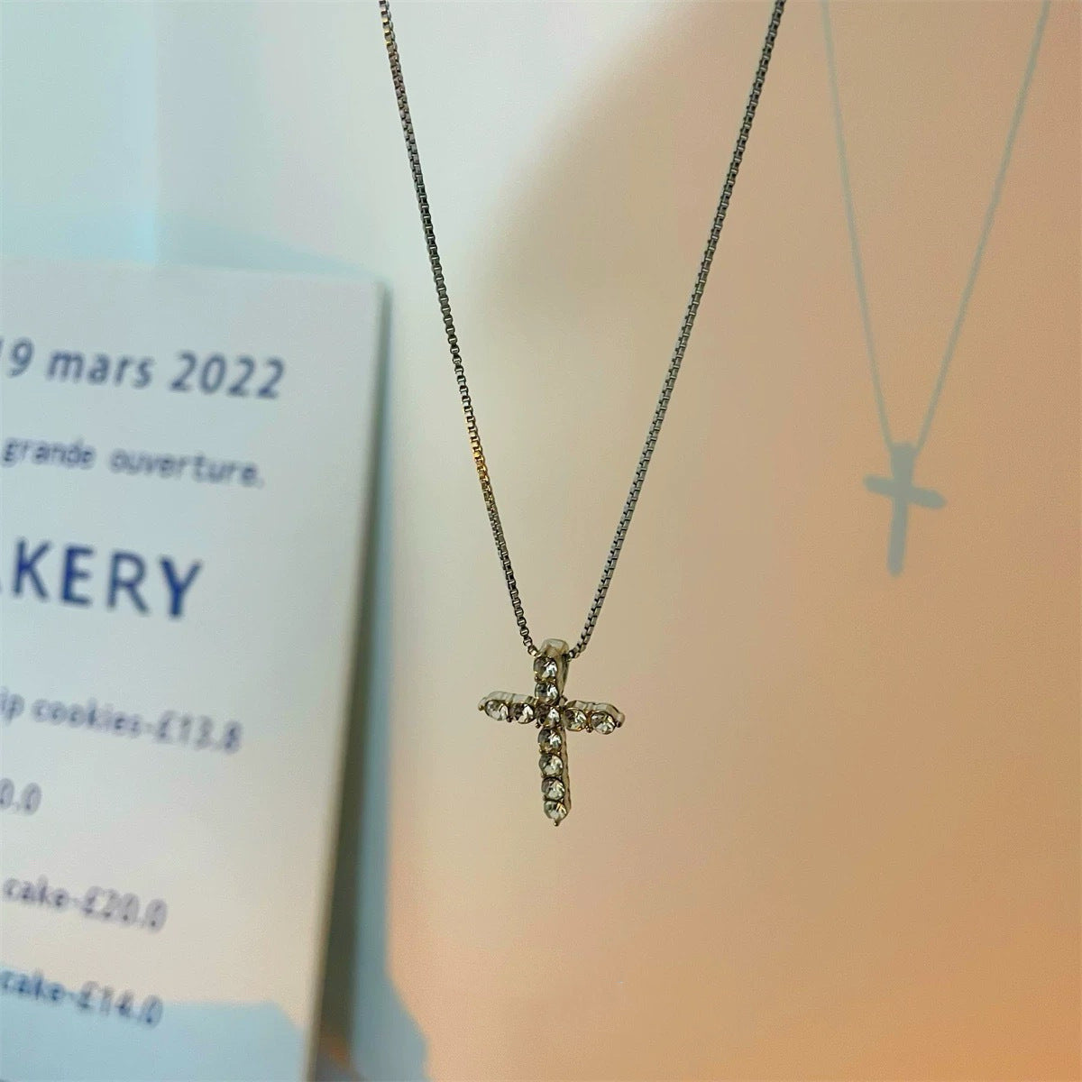 Damen Halskette mit funkelndem Kreuzanhänger aus hochwertigem Edelstahl Shop Nory