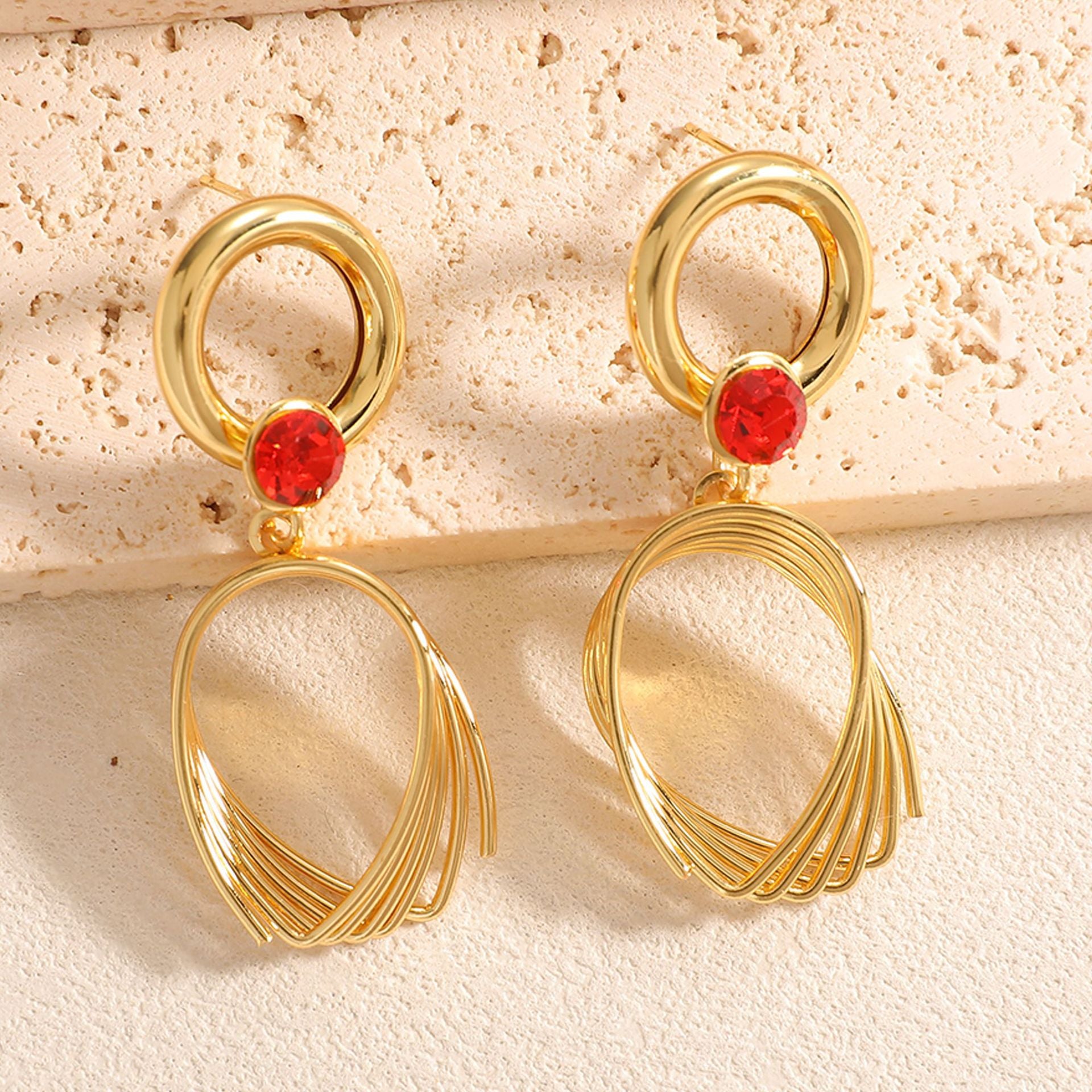 Damen Ohrringe mit elegantem, geschwungenem Drahtdesign Shop Nory