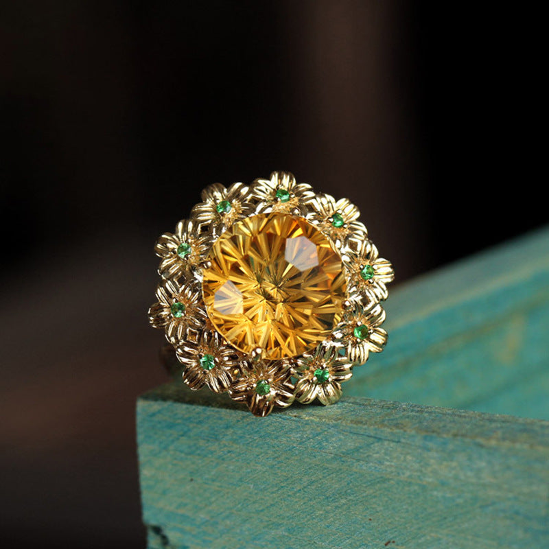 Vintage florale Cocktailring mit facettiertem Mittelstein und grünen Kristallakzenten