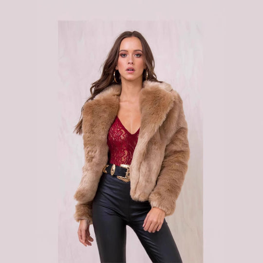 Damen Kurze Plüschjacke mit voluminösem Schalkragen und kastiger Silhouette Shop Nory