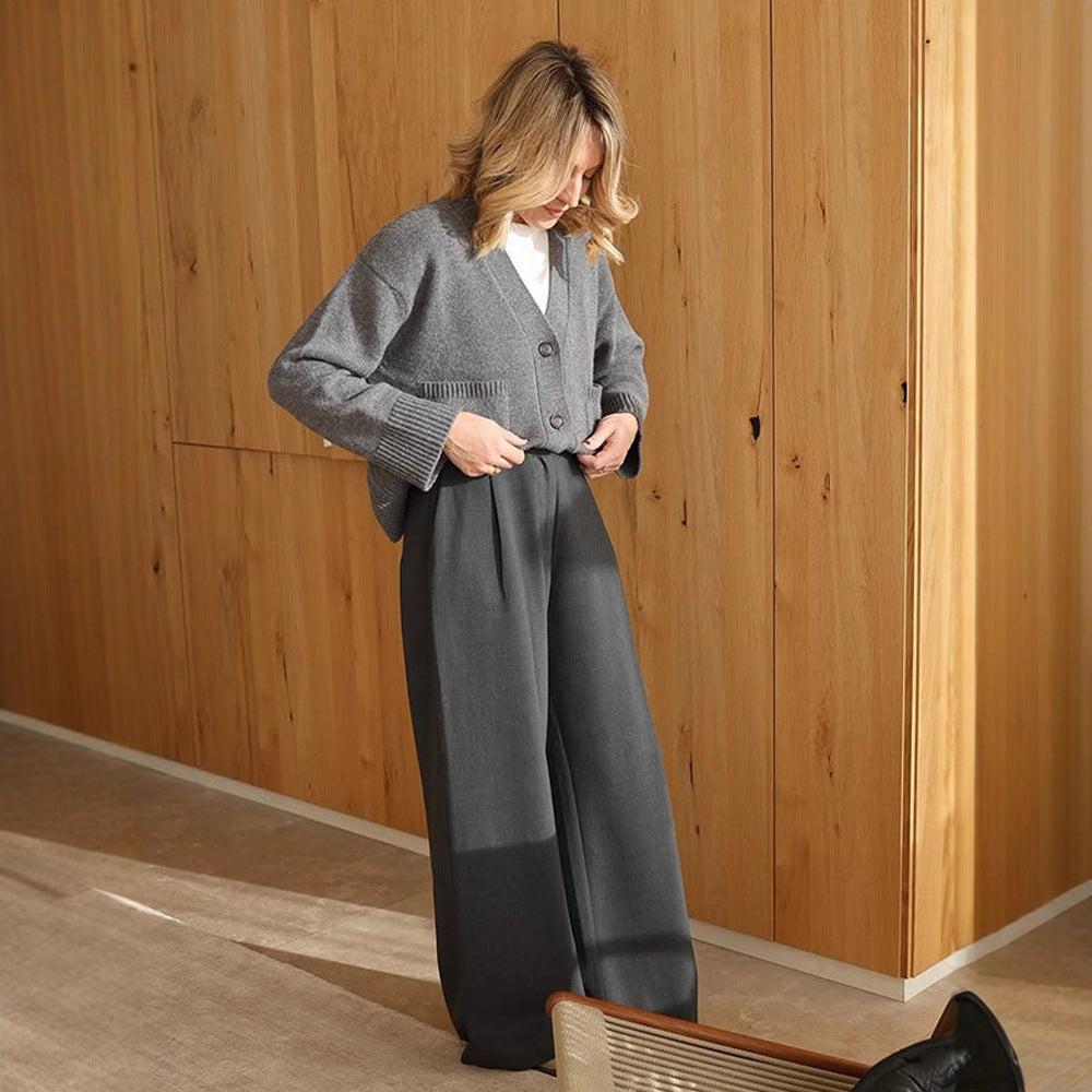 Damen Boxy Strickjacke mit V-Ausschnitt, aufgesetzten Taschen und Hornknöpfen Shop Nory