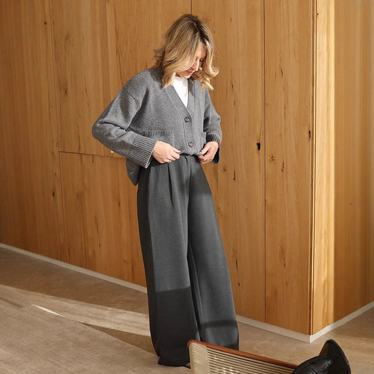Damen Boxy Strickjacke mit V-Ausschnitt, aufgesetzten Taschen und Hornknöpfen Shop Nory