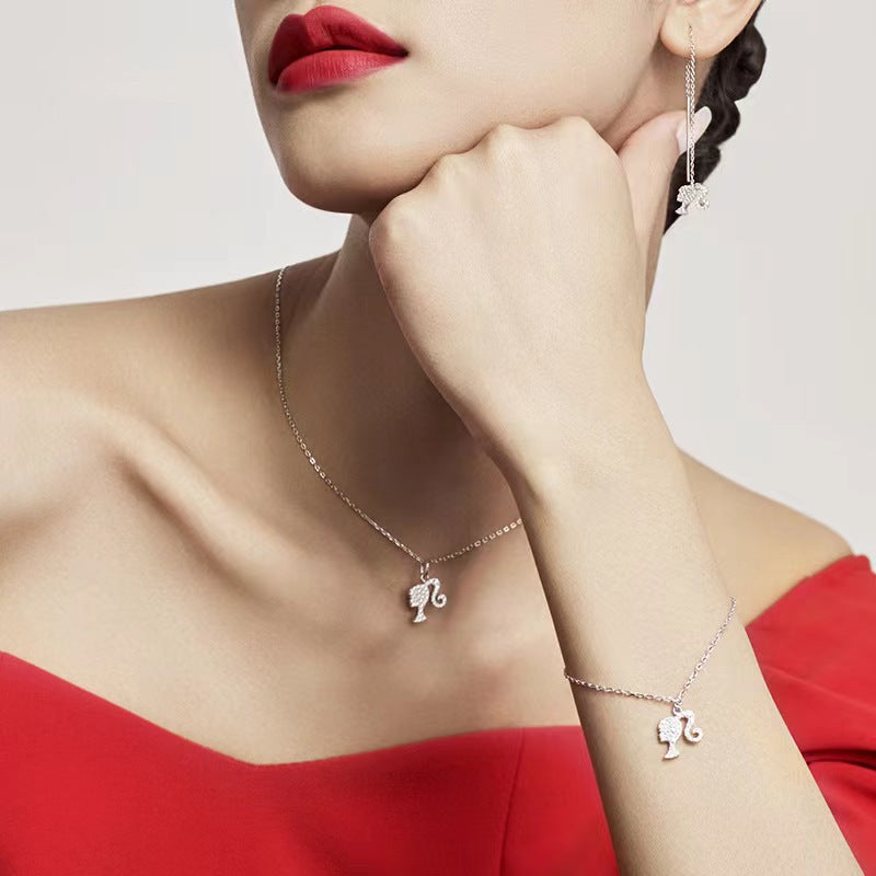 Damen Halskette mit funkelndem Silhouette-Anhänger Shop Nory