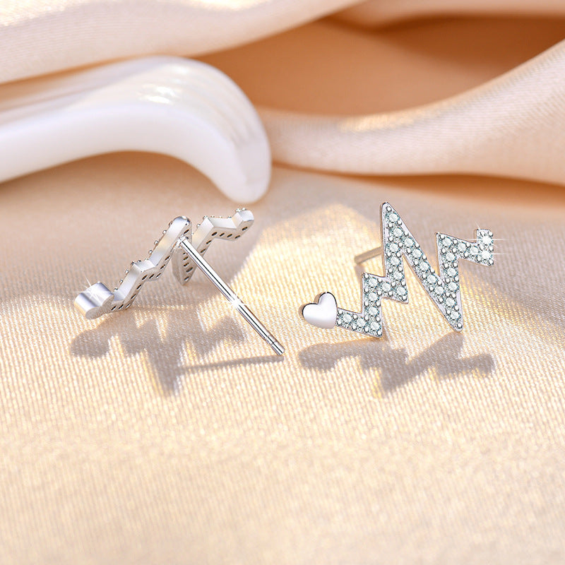 Damen Ohrstecker im Herzschlag-Design mit funkelnden Zirkonia Shop Nory