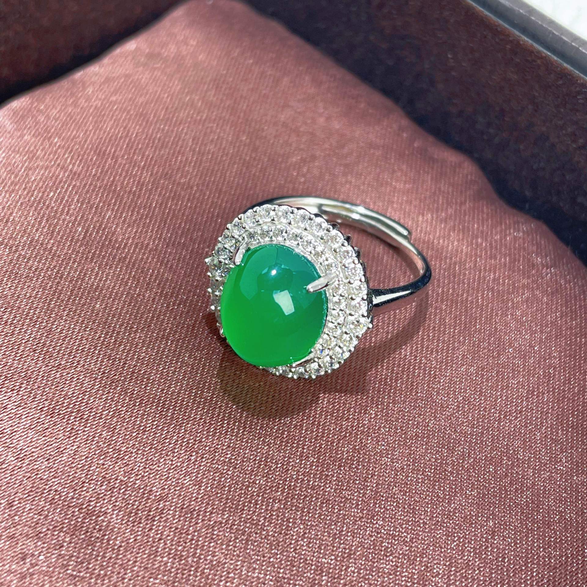 Damen eleganter Ring mit grünem Jade-Edelstein und funkelnden Zirkonia Shop Nory