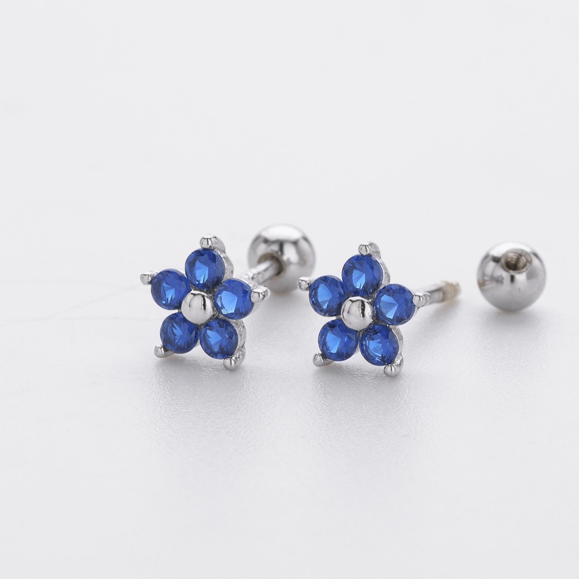 Damen Ohrstecker im floralen Design mit funkelnden Zirkonia Shop Nory