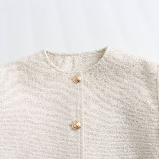 Damen Boxy-Boucléjacke mit Rundhalsausschnitt, Zierknopfleiste und Pattentaschen Shop Nory