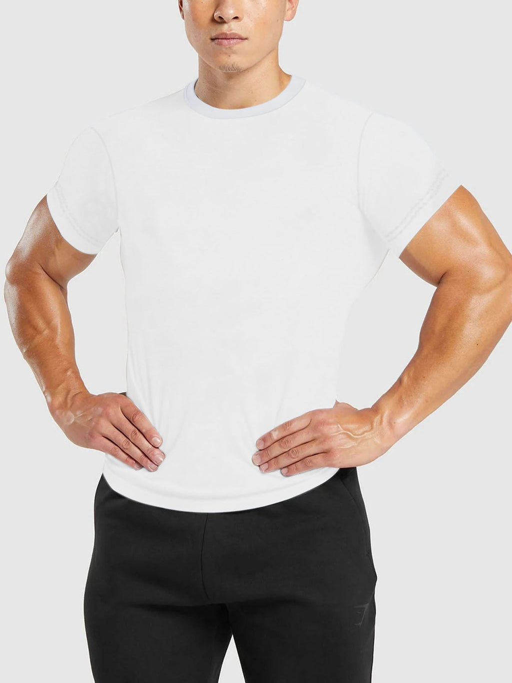 Herren nan tailliertes Rundhals-Leistungsshirt mit elastischem Seitenkeil und flachen Nähten