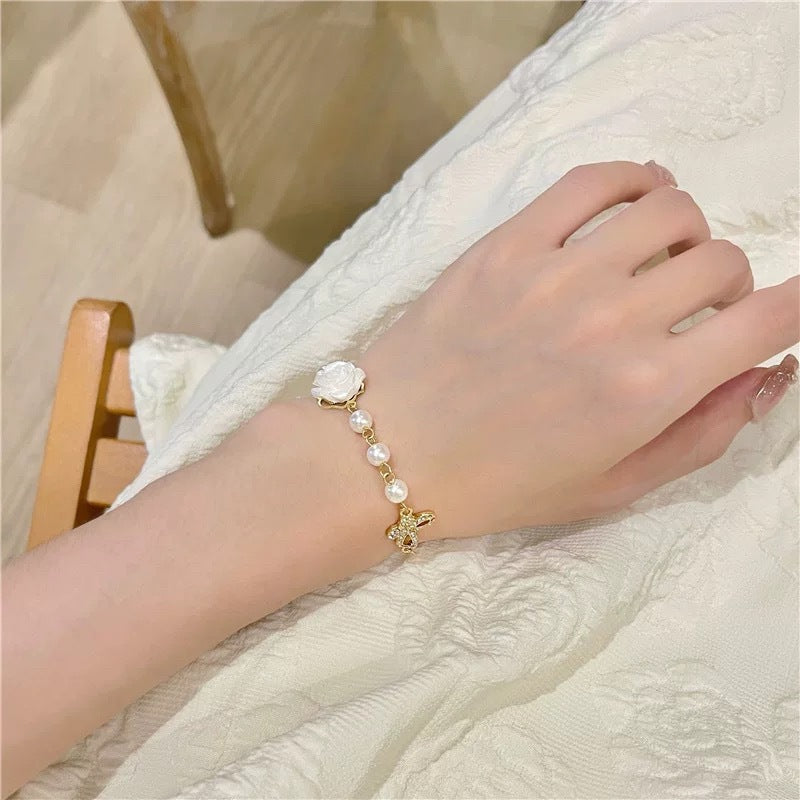 Damen Armband mit elegantem Rosendesign und funkelnden Perlen Shop Nory