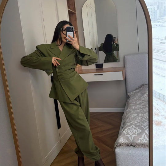 Damen Taillierter Blazer mit seitlichen Faltenbändern und asymmetrischer Knopfleiste Shop Nory