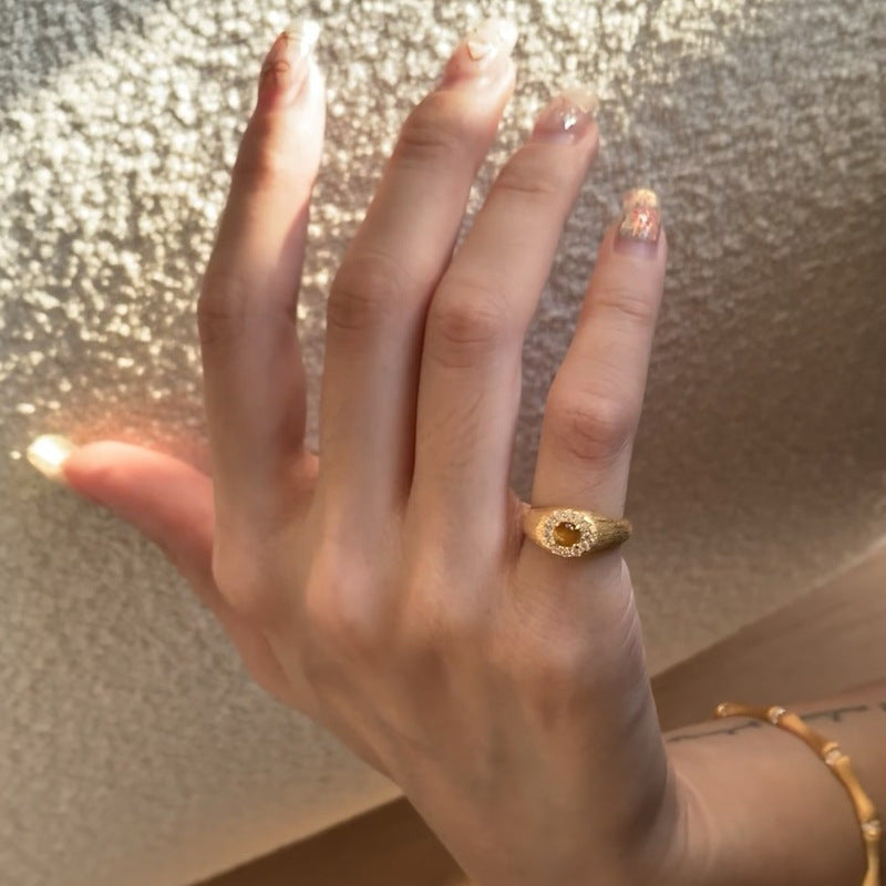 Damenring mit faszinierendem ovalem Edelstein und kunstvollem Texturdesign Shop Nory
