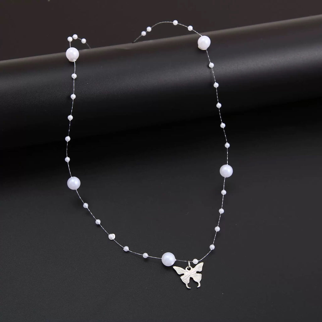 Damen Halskette mit filigranem Engel-Anhänger und eleganten Perlenakzenten Shop Nory