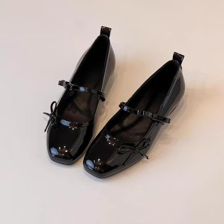 Damen Ballerinas mit elegantem Riemenverschluss und glänzender Oberfläche