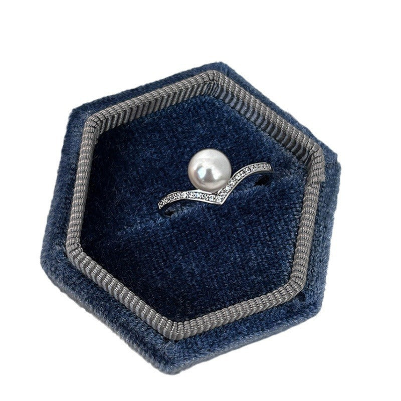 Damen eleganter Ring mit schimmerndem Perlenbesatz und funkelnden Zirkonia Shop Nory