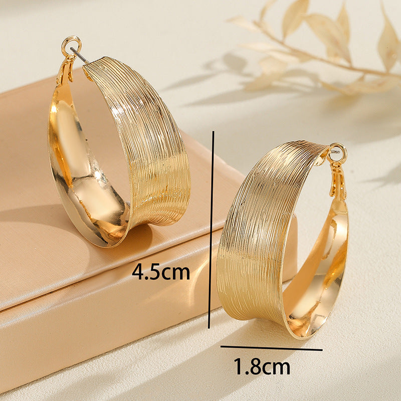 Damen Creolen im eleganten und geschwungenen Design Shop Nory