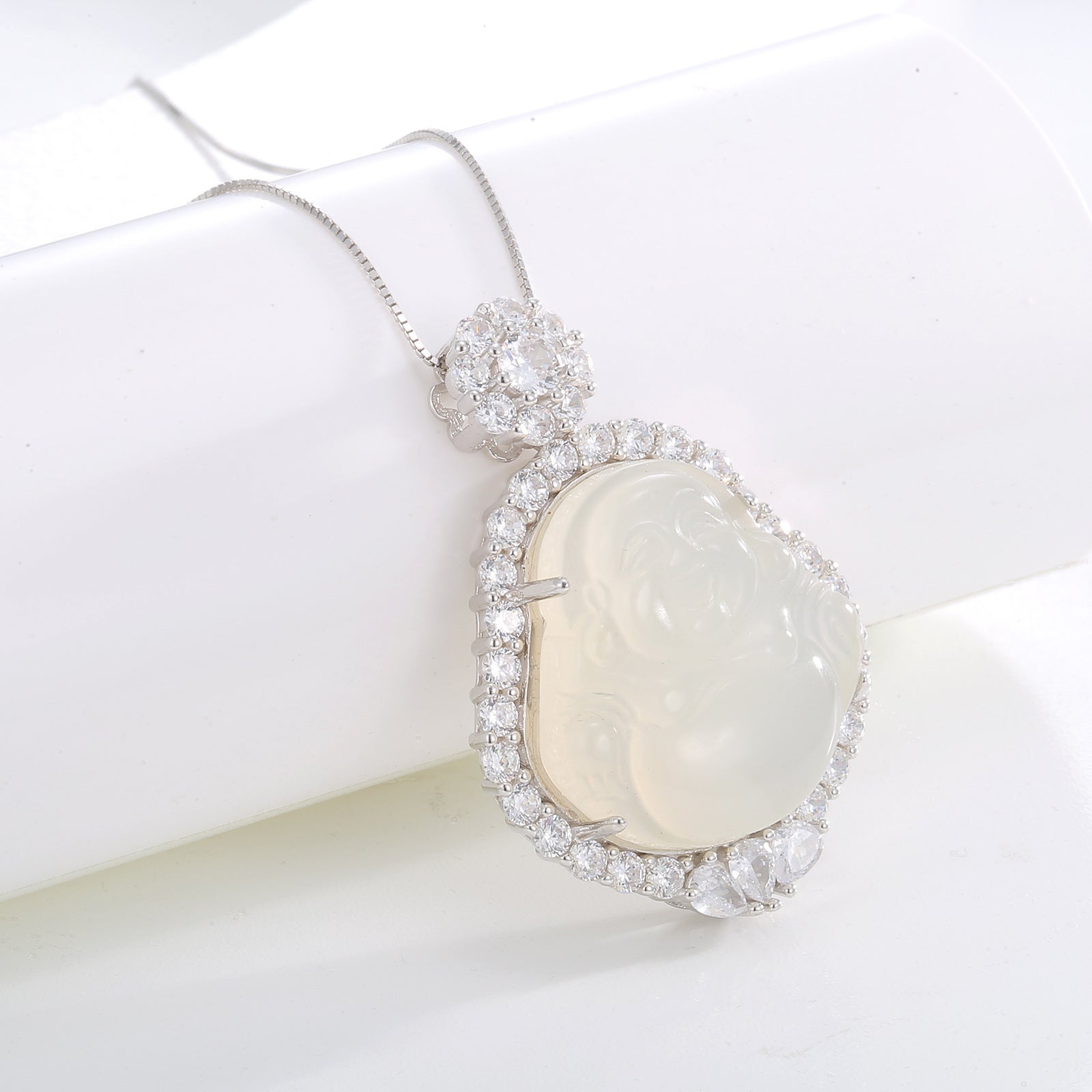 Damen Anhänger-Halskette mit kunstvollem Buddha-Motiv aus Jade und funkelnden Zirkonia Shop Nory