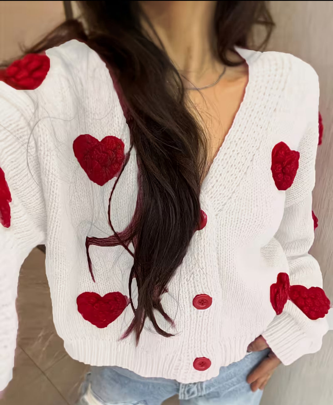 Damen Kurzgeschnittener V-Ausschnitt-Cardigan mit geprägten Herz-Applikationen und Schmuckknöpfen Shop Nory