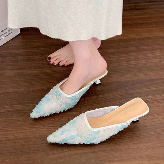Damen Spitz zulaufende Mesh‑Mules mit dreidimensionalen Blumenapplikationen und gepolstertem Komfortfußbett Shop Nory