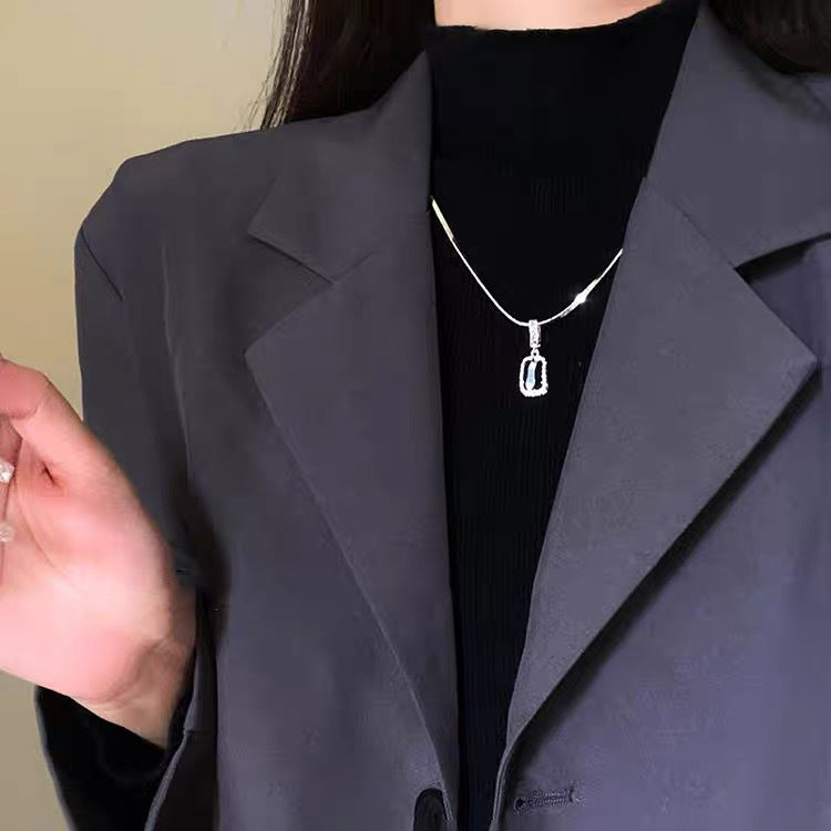Damen Halskette mit hochwertigem, filigranem Anhänger aus schwarz gefärbtem Stein Shop Nory