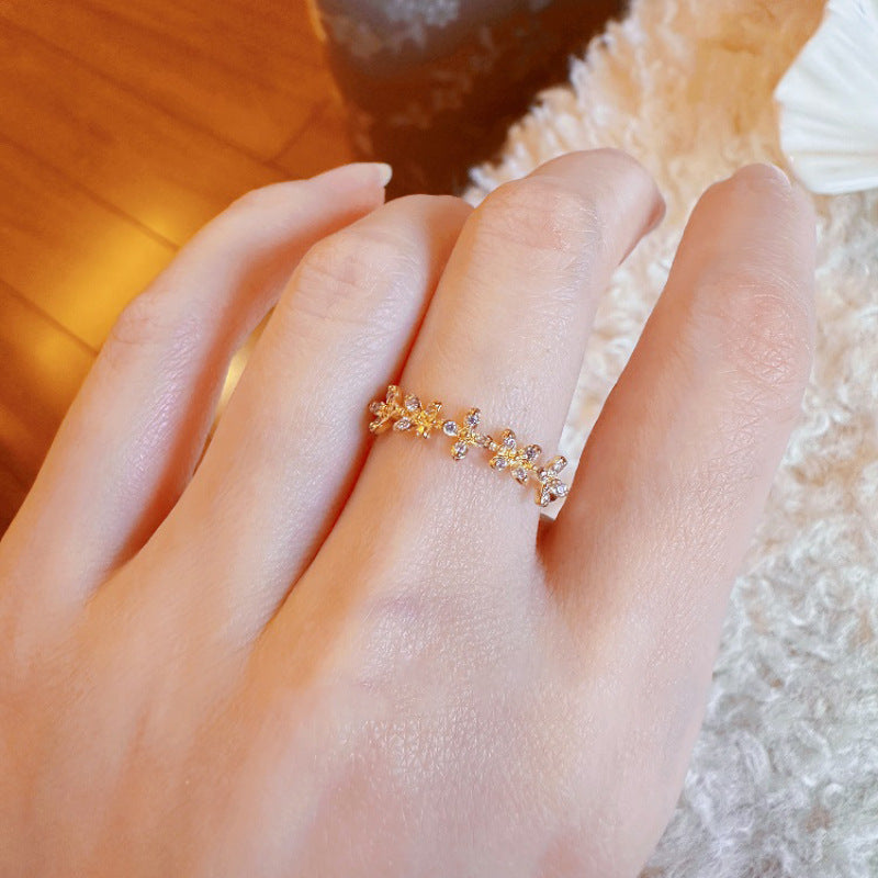 Damenring mit floralem Design und funkelnden Akzenten Shop Nory