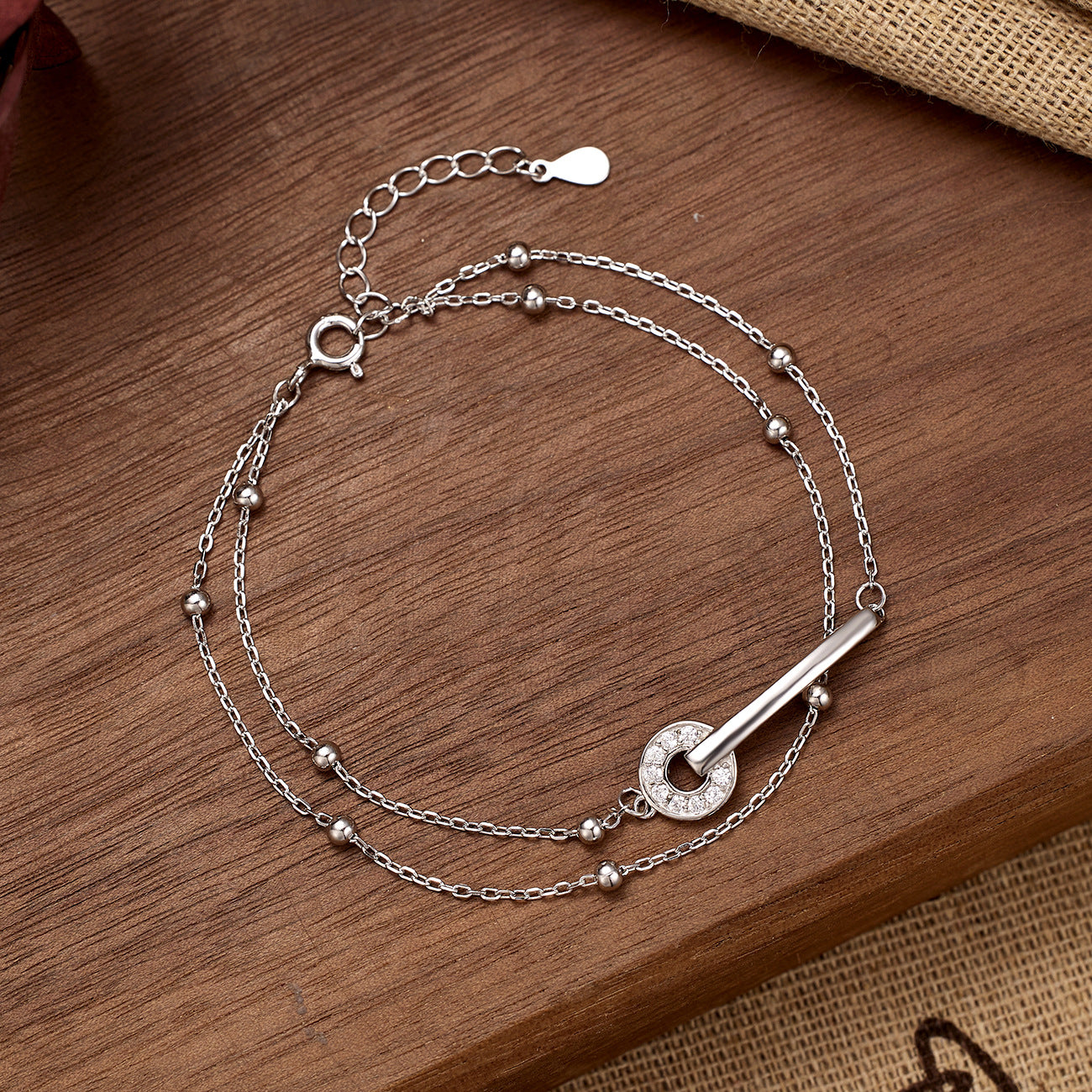 Damen Armband mit funkelndem Anhänger und stilvollem Kettendesign Shop Nory