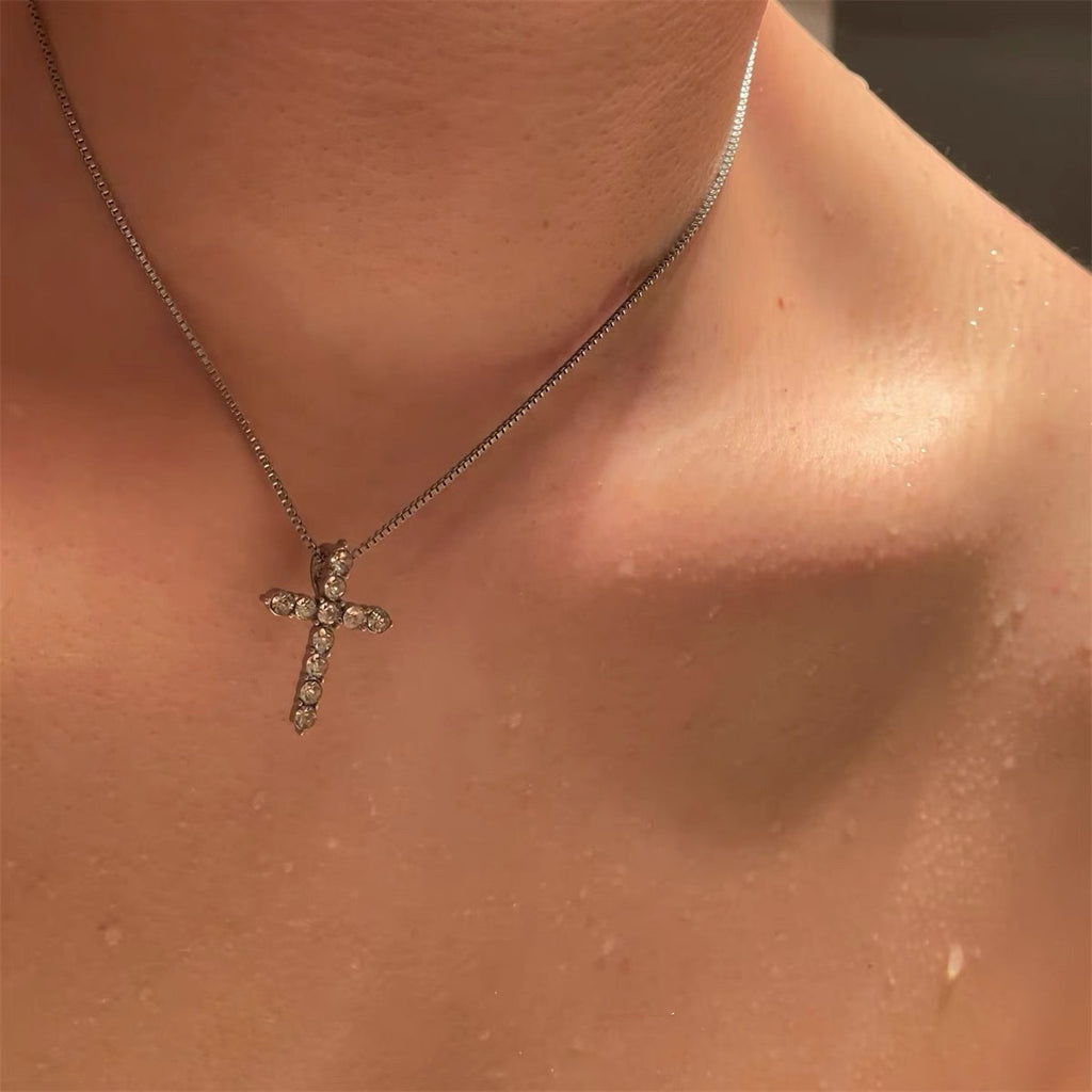 Damen Halskette mit funkelndem Kreuzanhänger aus hochwertigem Edelstahl Shop Nory