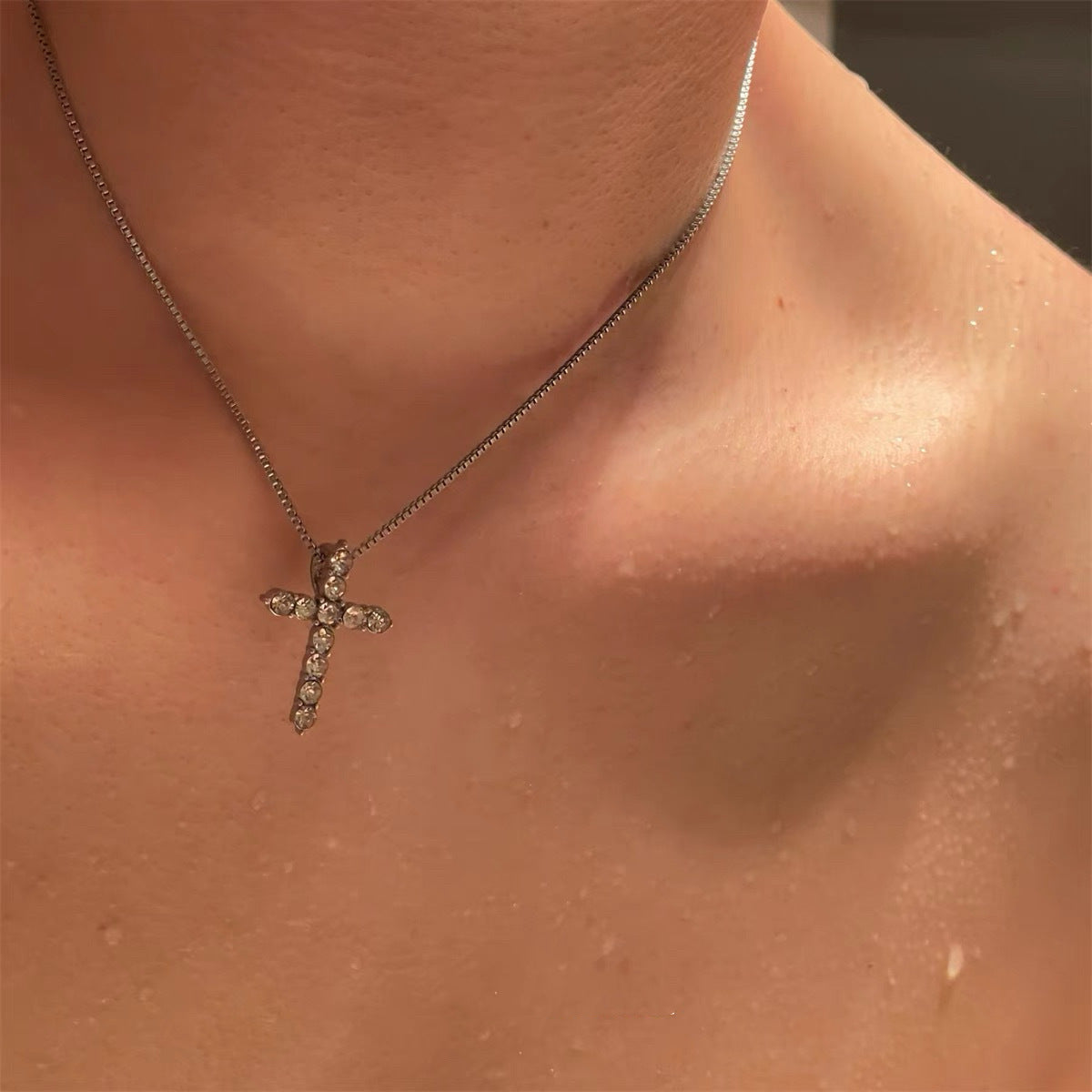 Damen Halskette mit funkelndem Kreuzanhänger aus hochwertigem Edelstahl Shop Nory