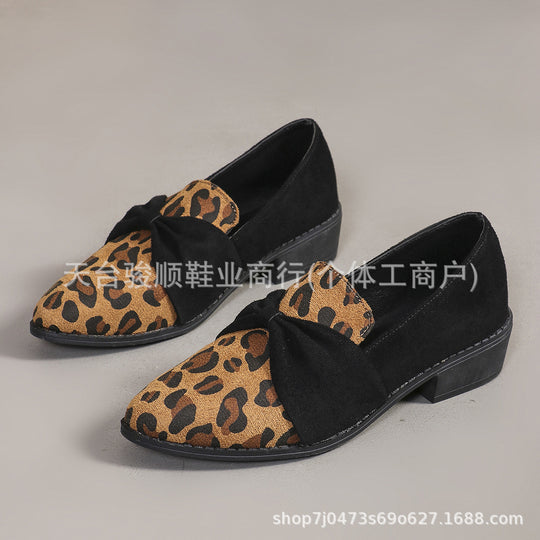 Damen Veloursleder-Loafer mit goldener Kettenapplikation und kleinem Blockabsatz Shop Nory