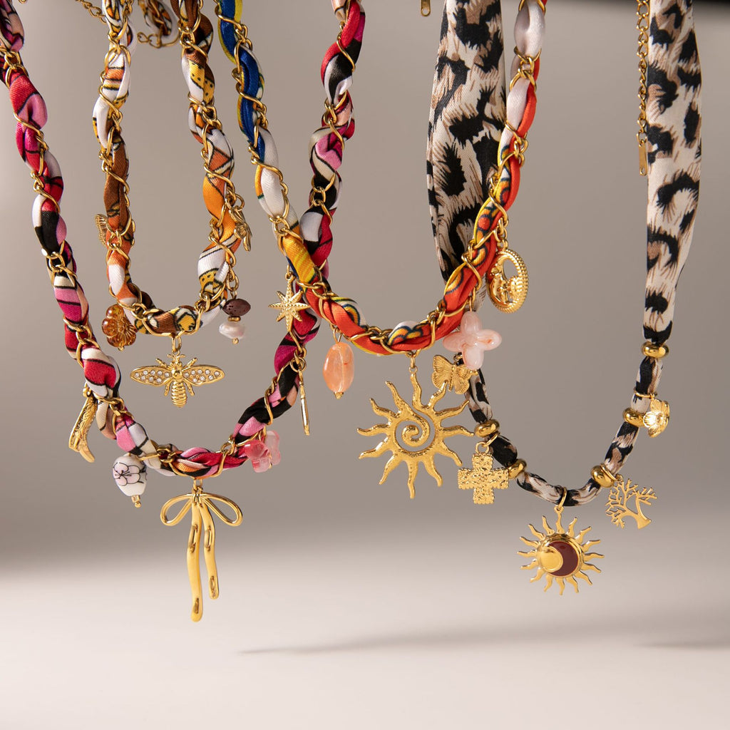 Damen Halskette mit bunten floral-motivierten Anhängern und hochwertiger Edelstahlverarbeitung Shop Nory