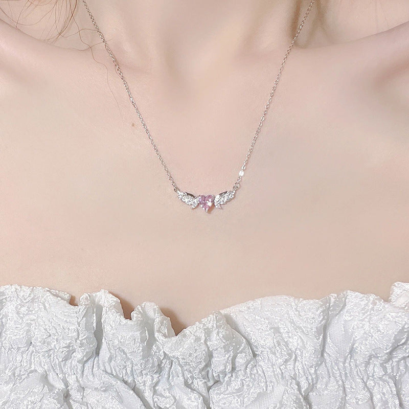 Damen Halskette mit filigranem Herzanhänger und zarten Flügelakzenten Shop Nory