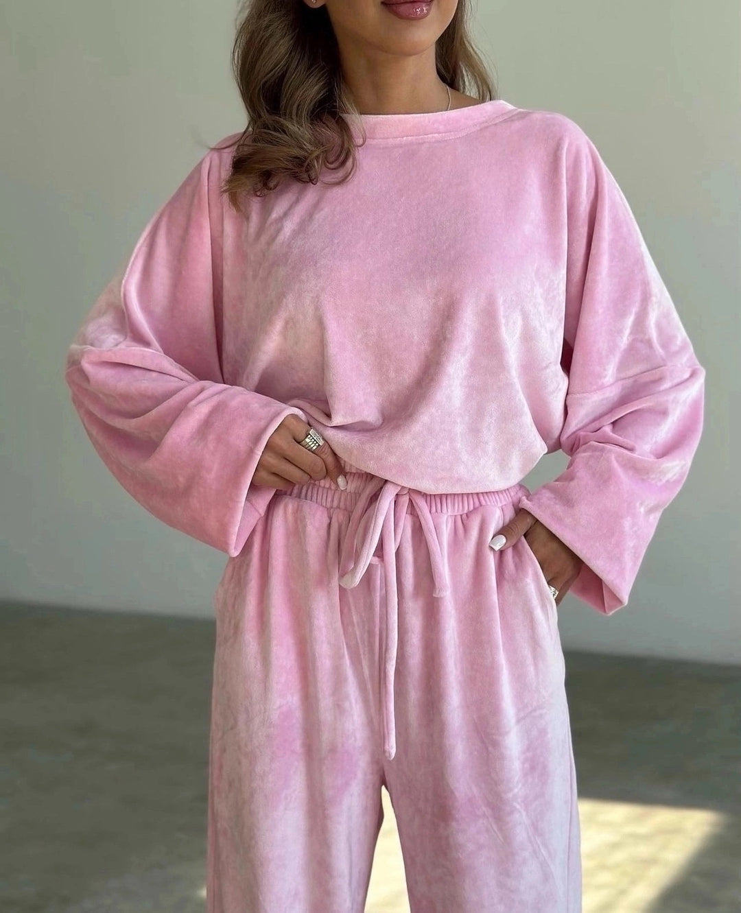 Damen luxuriöses Samt-Relax-Set mit Oversize-Crewneck und hochgeschnittener Gummibund-Jogger Shop Nory