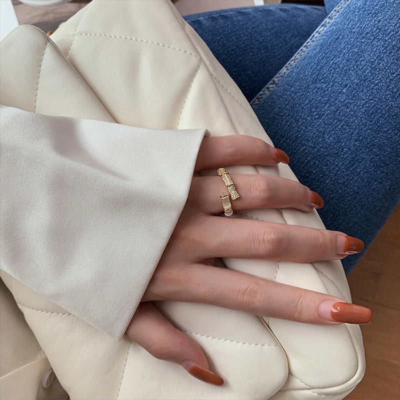 Damen schimmernder Edelstahlring mit funkelnden Zirkonia und eleganter Struktur Shop Nory