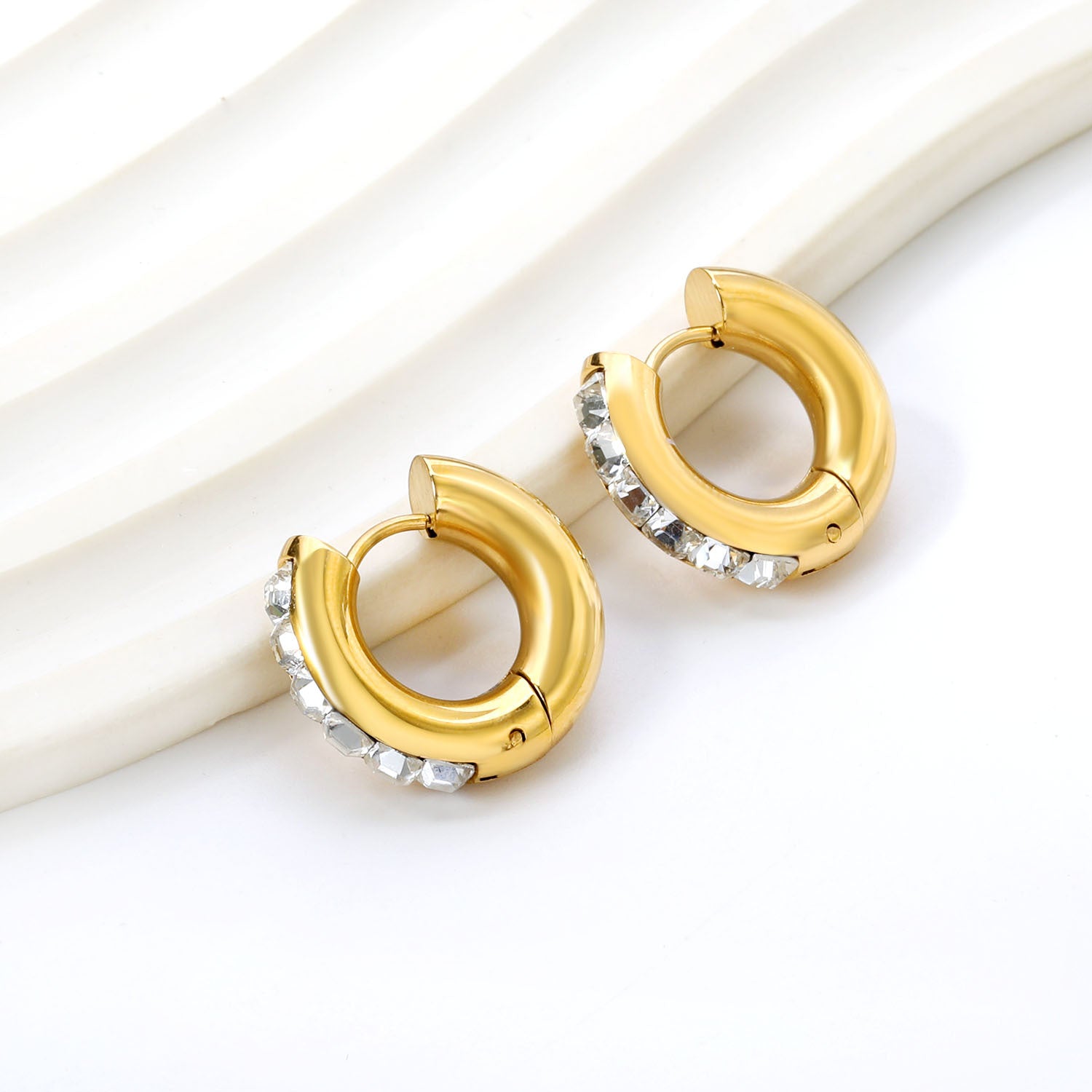 Damen Hängende Creolen mit funkelnden Kristallen und goldplattierter Oberfläche Shop Nory