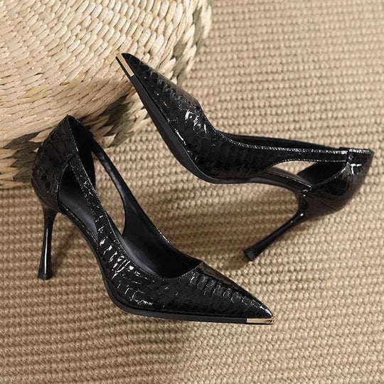 Damen Seitlich ausgeschnittene Lackpumps mit Krokoprägung und Metallkappe Shop Nory