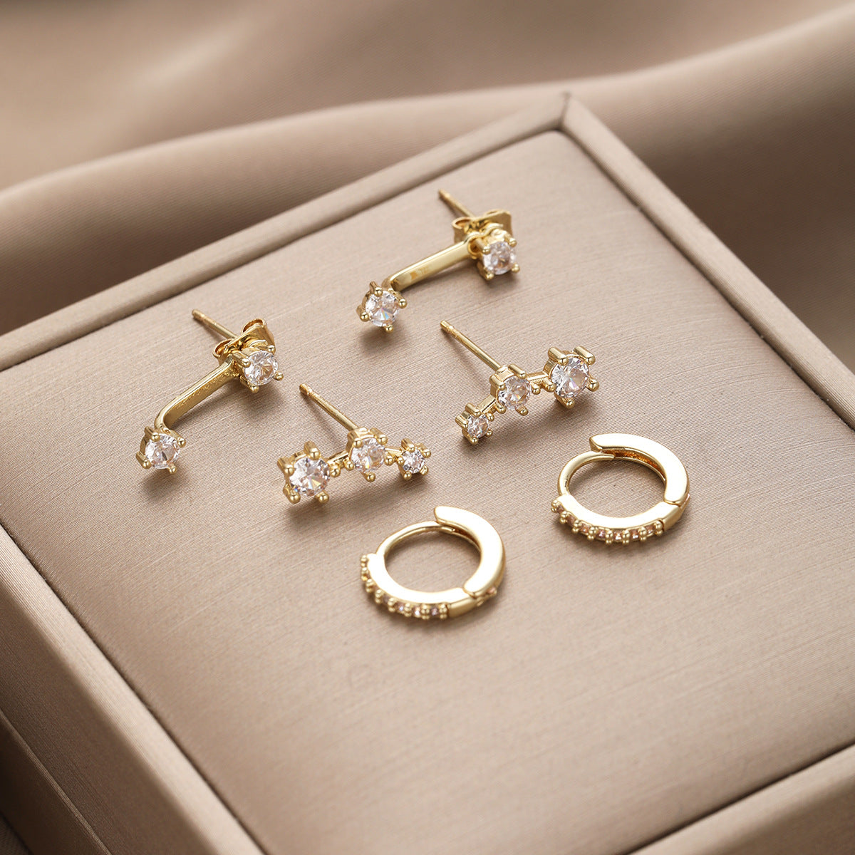 Damen Ohrstecker-Set mit eleganten Spiralen und funkelnden Akzenten Shop Nory