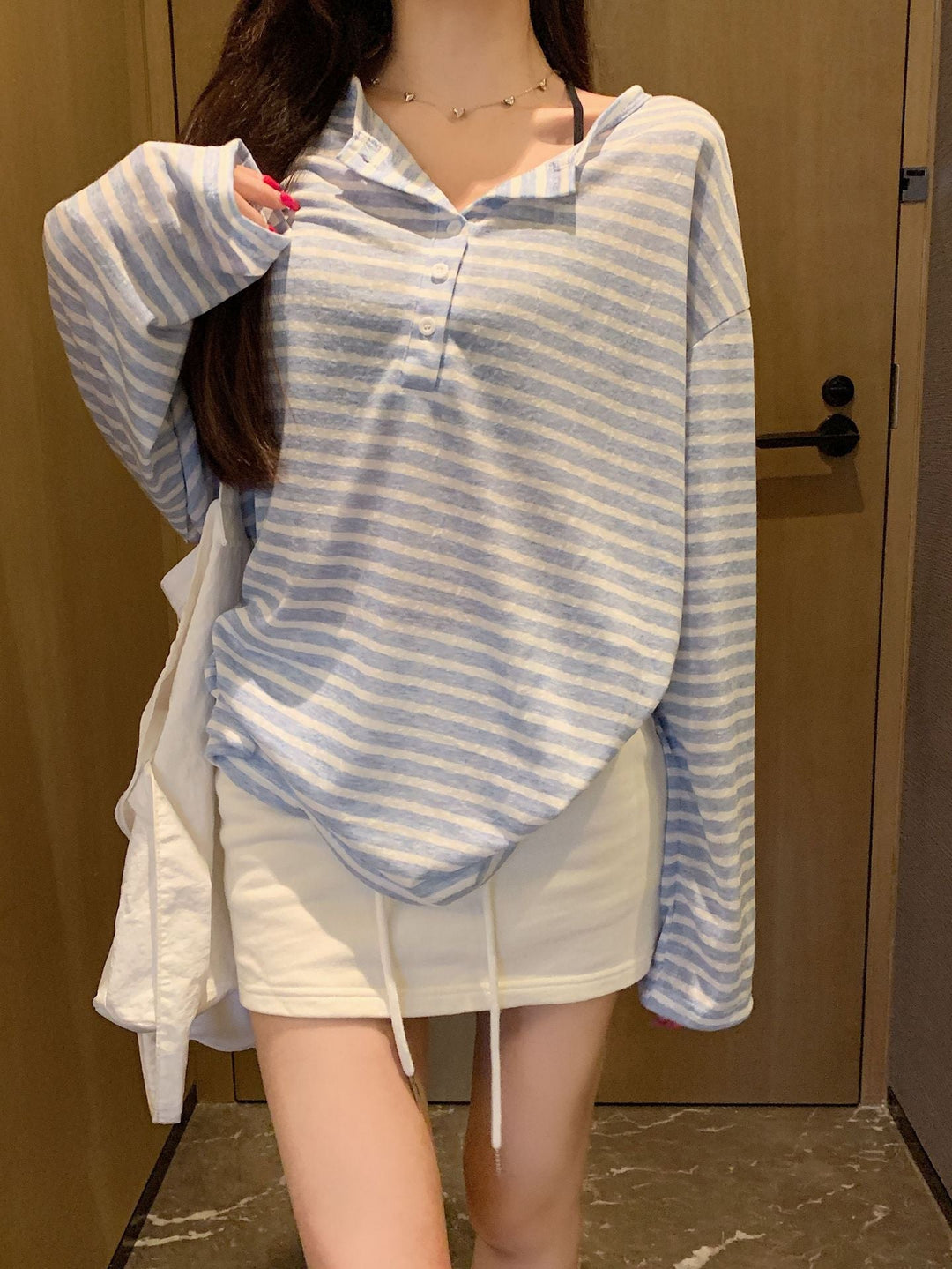 Damen Langarmshirt mit Knopfleiste und raffiniertem Streifenmuster Shopnory