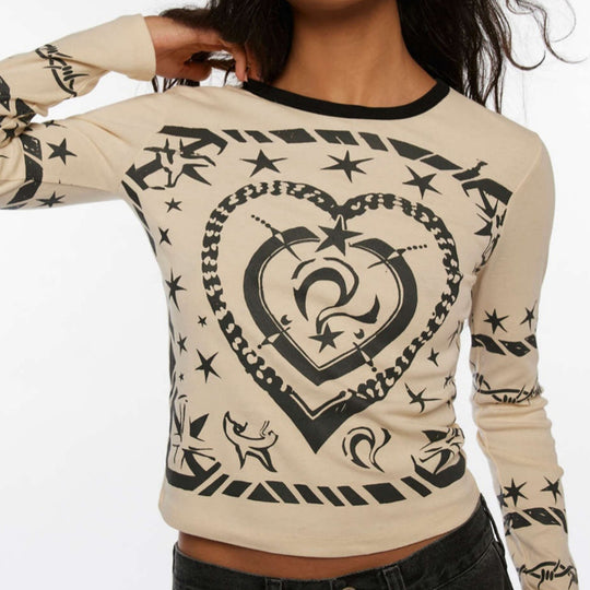 Damen Cropped-Langarmshirt mit figurbetontem Schnitt und Allover-Herzprint Shop Nory