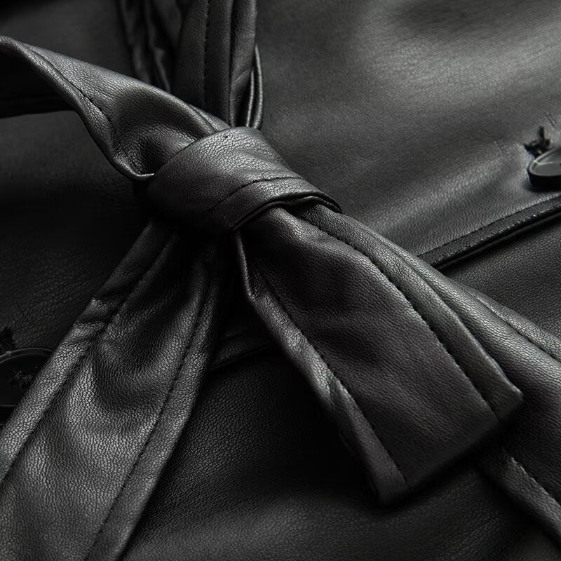 Damen kurze Kunstleder‑Trenchjacke mit Taillengürtel und Schultercape Shop Nory