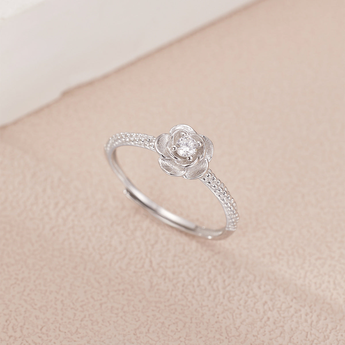 Damen Ring mit blütenförmigem Design und funkelndem Zirkonia Shop Nory