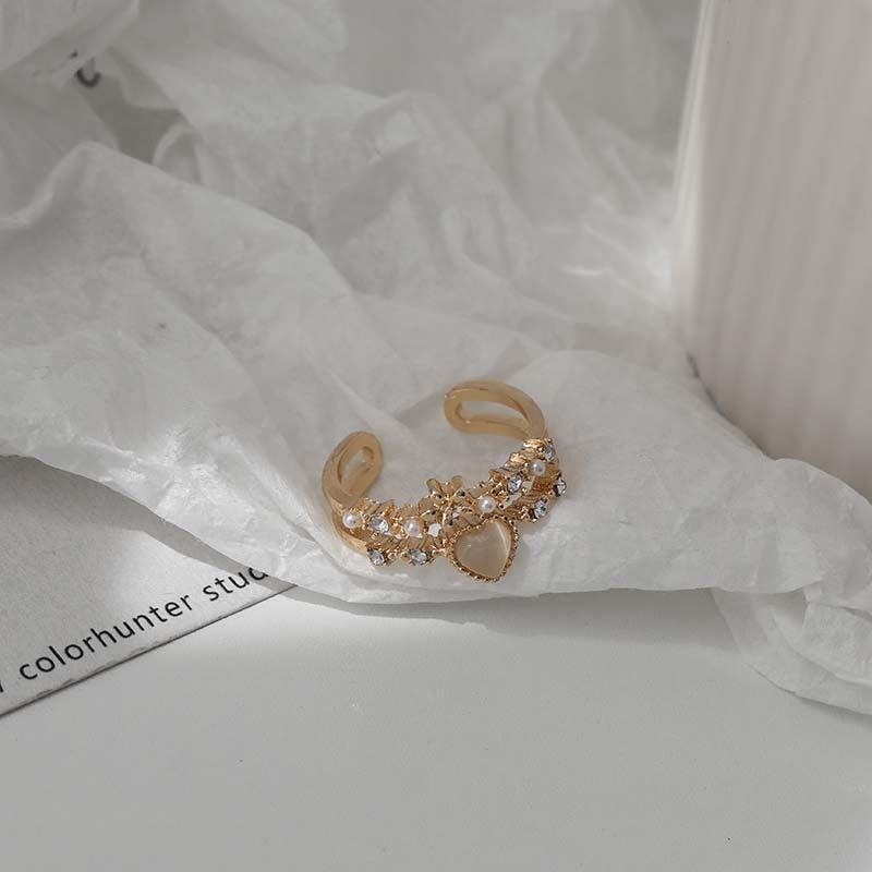Damenring mit romantischem Herzmotiv und funkelnden Details Shop Nory