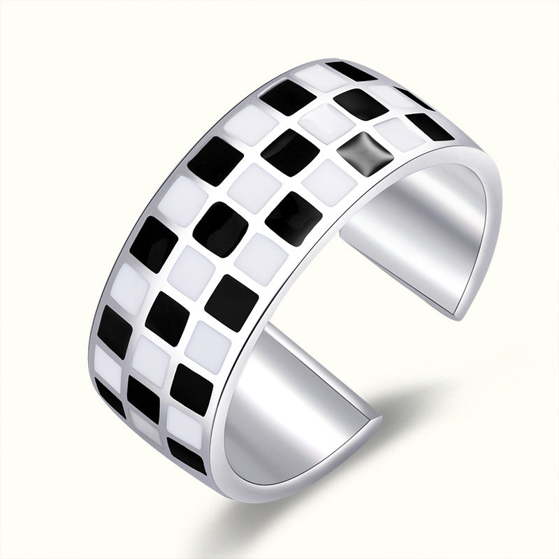Damen Halskette mit herzförmigem, schwarz-weißem Schachbrettdesign Shop Nory