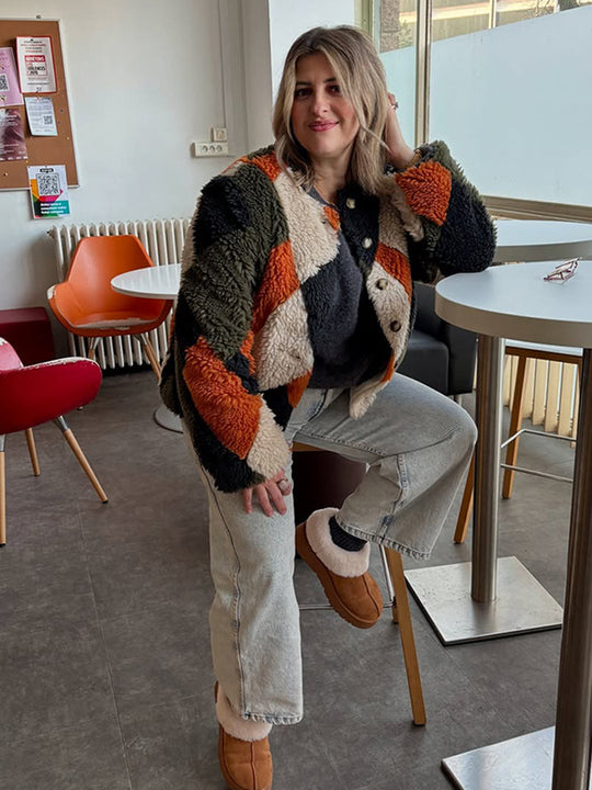 Damen Kurz geschnittene Patchwork‑Teddyjacke mit strukturierter Schlingenfaser und Druckknopfleiste Shop Nory