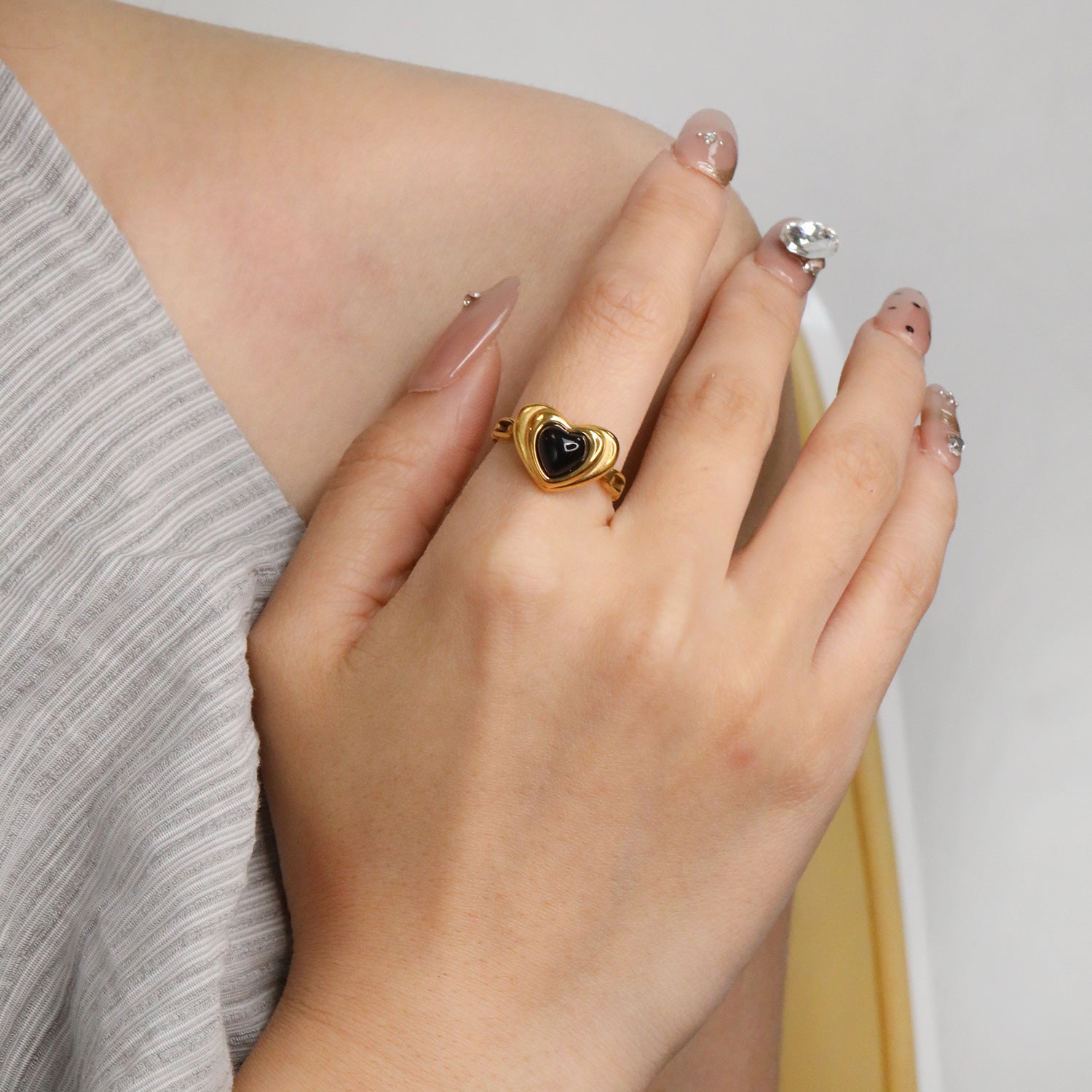 Damen Ring mit kunstvollem Herzdesign aus hochwertigem Edelstahl Shop Nory